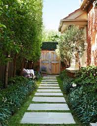 How To Sell Your Home In Winter Your Home And Garden Courtyard Landscaping Pathway Landscaping Front Yard Pathway Landscaping