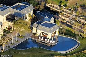Gisele Bundchen And Tom Brady Are Selling Their La Estate For 50m Mansions Gisele Bundchen Outdoor Inspirations