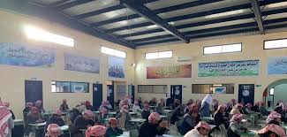 لافتات مكتوب عليها حكم من ذاق ظلمة الجهل أدرك أن العلم نور مصطفى نور الدين