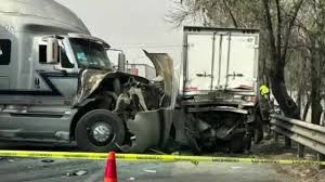 Tr&aacute;iler y camioneta chocan en autopista M&eacute;xico-Quer&eacute;taro- Grupo Milenio