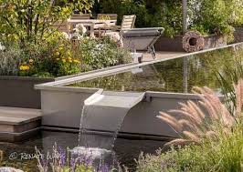 Modernes Wasserbecken Aus Edelstahl Moderner Garten Stadtvilla Gartengestaltung Wasserbecken Garten Moderner Garten