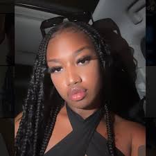 Ashley Squire's Instagram, Twitter & Facebook