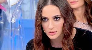 Nella nuova puntata di uomini e donne, in onda oggi su canale5, assistiamo alla scelta della tronista roberta giusti. Caos A Uomini E Donne Roberta Sceglie Ma Dopo La Risposta Del Cavaliere Scoppia Il Panico Tra Il Pubblico