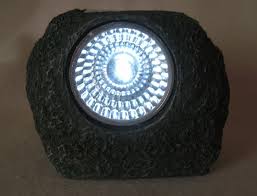 Solar im garten ist für viele bereits gegenwärtig, doch die anwendungsbereiche erstrecken sich über ein noch viel breiteres feld. Solar Stein Gartenlicht Fur Bis Zu 8 Std Licht Im Garten 7 95