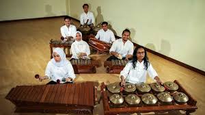 Gamelan melayu yang melahirkan bunyian indah dan mengasyikkan itu adalah seperti buku, sebagai medium kepada ilmu yang didapati. Gamelan Melayu Youtube