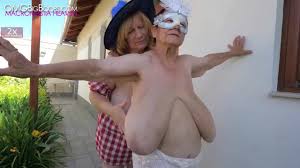 2 abuelas tetonas con grandes tetas