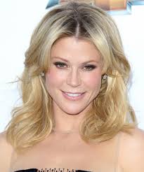 Gorgeous hair awaits with finding the more flattering hairstyle for a long face! Julie Bowen Hairstyles Hair Cuts And Colors