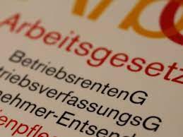 Ein attest ist notwendig, wenn sie länger als drei tage krank sind. Krankmeldung Rechtzeitig Abgeben Sonst Droht Arger Anwalt24 De