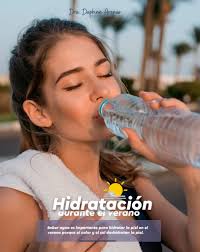 Sabías que tomar suficiente agua durante el verano puede ser el mejor  secreto para una piel sana? 💧☀️ En esta época de calor, tu cuerpo pierde  más líquidos y tu piel lo