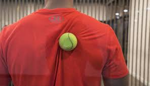 Deben conseguir que la pelota recorra toda la superficie de sus espaldas sin caer al suelo. Cuatro Masajes Con Pelotas Para Recuperarte