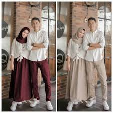 Mengenakan pakaian adat lengkap seperti ini justru dapat menonjolkan sisi etnik dan identitas budaya kita! Baju Couple Prewedding Casual Hijab Couple Keren