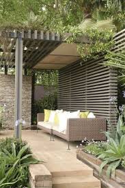 Terrassen Ideen Bunte Ideen Rattanm Bel Gr Ne Pflanzen Deko Kissen In Wei Und Gr N Klaase Garten Gartenid In 2020 Pergola Designs Outdoor Pergola Modern Pergola