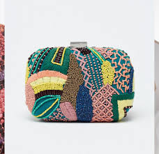 Los bolsos de mano pueden adoptar múltiples formas, con apliques, acolchados, metalizados, de colores vibrantes, de piel o charol, de estructura triangular bolsos de noche para las mejores fiestas. 50 Bolsos De Invitada Para Combinar Con Vestido De Fiesta Liso