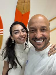 Parabéns minha filha Amanda Michel. Deus te abençoe, dê muita saúde,  sabedoria, e lhe mantenha esse ser humano especial. Te amo muito!🙌🏼👏🩷