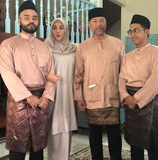 Gerai makanan n minuman ringan saya ni teletak di teminal feri banggi kudat. Biodata Dan Latar Belakang Pelakon Umie Aida Iluminasi