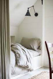 logeerbed onder de schuine wand met gordijn home bedroom home bed nook