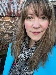 Lisa Snedden's Instagram, Twitter & Facebook