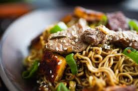 Gemusenudelpfanne Im Wok Mit Rinderstreifen Und Kase Rezepte Hauptspeise Essen