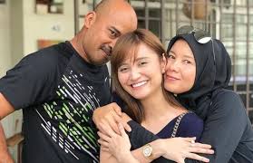 Salah satu kereta tu sebenarnya kejutan hadiah untuk mak. Anak Tunggal Tak Akan Rasa Sunyi Kerana 5 Sebab Ini Pesona Pengantin