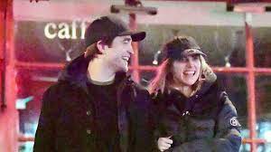 Wen datet robert pattinson in 2021? Total Happy Robert Pattinson Strahlt Mit Freundin Suki Promiflash De