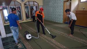 Gotong royong dapat diterapkan tidak hanya di lingkungan tempat tinggal, tetapi juga di sekolah, dan dunia kerja. Gotong Royong Bersihkan Masjid Pt Pembangkitan Jawa Bali