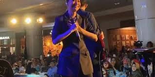 Tidak mahu terikat dengan stail nyanyian lagu hari lahir yang sama, lelaki ini tampil dengan gaya kreatif dan bersahaja saat menyanyikan lagu happy birthday kepada rakannya di dalam sebuah video yang. Masih Berduka Bcl Saya Belum Bisa Nyanyikan Lagu Happy Happy