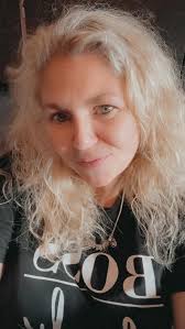 Hi ladies I'm wondering if anyone can reccomend a routine and product for  my little girls curls please! It gets very frizzy and notty easily! Thank  you!