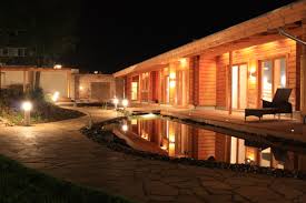 Abkuhlung Nach Der Sauna Hier Ein Schwimmteich Von Rheingrun Gartengestaltung Sauna Im Garten Garten Saunalandschaft