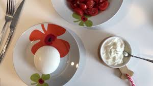 La burrata è un formaggio fresco, di latte vaccino, a pasta filata simile alla mozzarella ma dalle caratteristiche inconfondibili. La Differenza Tra La Burrata E La Stracciatella Youtube