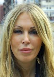 Nessuno al mondo è insostituibile I fidanzati , le fidanzate, si possono  cambiare . Non succede niente Anche i mariti e le mogli si possono cambiare  Non c'è bisogno d fissarsi perché