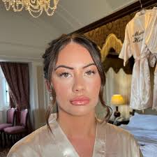 Bridesmaid Glam 💫🤍 We created this stunning shimmery eye look using  @peachesmakeup pigment in shade Halo ✨ Check out my next post for product  details 💛 • #makeup #beauty #glowingskin #hertfordshiremua #weddingmakeup #