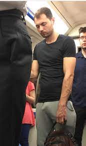 Nice, public bulges are the hottest 😍 : r/PublicBulges