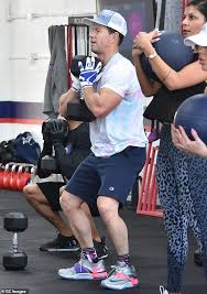 So muss er für seine rolle erst hart trainieren und dann in nur wenigen wochen ordentlich gewicht zulegen. Mark Wahlberg Flaunts Seinen Prall Bizeps Wie Er Abgeschlossen Anstrengenden Workout Aktuelle Boulevard Nachrichten Und Fotogalerien Zu Stars Sternchen