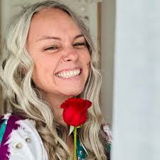 Sarah Poe's Instagram, Twitter & Facebook