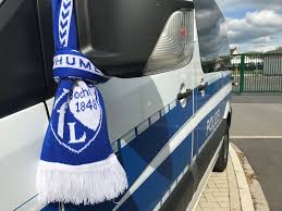 Anhänger des vfl bochum feierten nach dem aufstieg der mannschaft auf der castroper straße. 08tw3sqke727gm