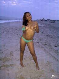 Venezolana desnuda en la playa 