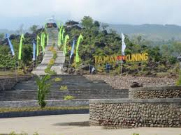 Petualangan outbound lengkap dengan flying fox, jalur hiking dan tracking bagi petualang atau. Taman Salsabila Kuningan Jawa Barat