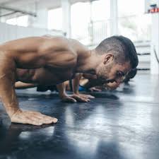 Mit den händen zu den füßen wandern, bis gesäß, schultern und arme in der senkrechten sind. Bodyweight Training Die Besten Kraft Ubungen Fur Zu Hause