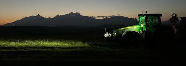 DANIEL PRACUJE AKO TRAKTORISTA A NA INSTAGRAME BAVÍ TISÍCE ĽUDÍ