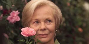 80 for Brady' Star Sally Field Details Spicy Wings Eating Contest in  Exclusive Behind-the-Scenes Clip