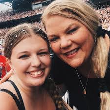 Sarah Bogan's Instagram, Twitter & Facebook