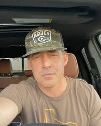 Here's 2 new songs I wrote... in the comments let me know which one ya like  the most and if I should release them! Love reading y'all's comments fyi!