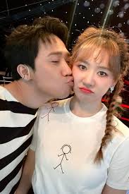 Ảnh sao 27/7: Trấn Thành đăng ảnh hôn Hari Won giữa tin ly dị