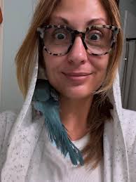 This crow couple has been together for more than 12 years. She broke her  beak 8 years ago in a collision with a car.He has patiently fed her and  loved her since.