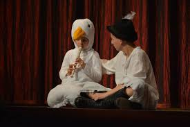 Elöször mint ács, majd mint orvos, végül egy vásári eseményen adja vissza a beígért verést. Ludas Matyi Haromszor Adta Vissza