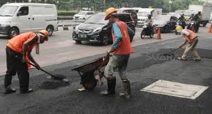 Tapi hampir segala hal bisa jadi mudah berkat uang. Begini Cara Perbaiki Jalan Aspal Yang Retak Di Negara Maju Bisa Ditiru Nih