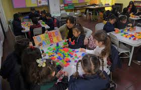Disfrutemos de esos momentos con ellos y brindémosle todo nuestro amor y fantasía para que, juntos, podamos seguir creciendo. 28 De Mayo Dia Del Jardin De Infantes Y La Maestra Jardinera Por Que Se Festeja