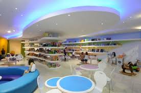 De La Cuna A La Luna Store By Juan Carlos Menacho Santa Cruz Bolivia 06 Toy Stores De La Cuna A La Luna Store Design Interior Kids Toy Store Toy Store Design