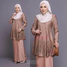 Wanita berbaju riau pahang, berkain sutera tenun jalur dan selendang renda. Baju Kurung Riau Pahang Dan Kain Lipat Batik Gambar Batik