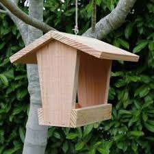 Mangeoire Oiseaux A Suspendre Mangeoire Oiseaux Plateau Couverte En Bois Massif Pin Douglas Fabrication Wood Bird Feeder Wooden Bird Feeders Bird Houses Diy